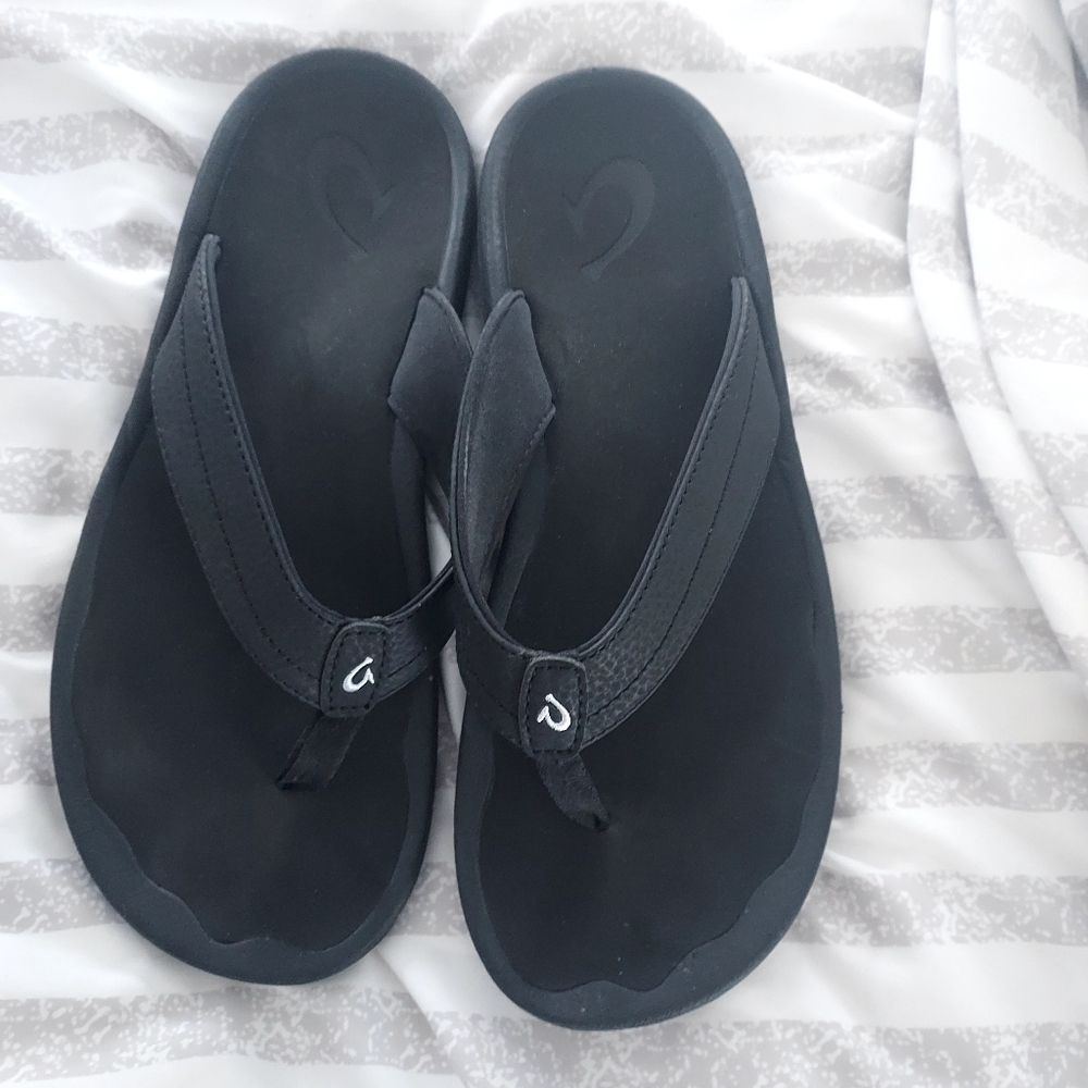 OluKai black Ohana sandals